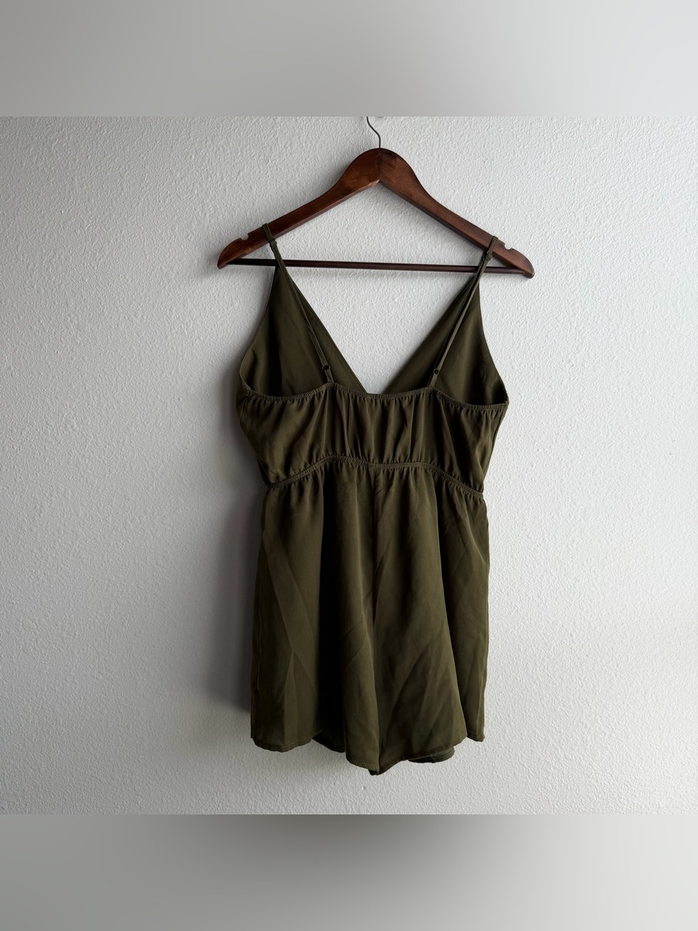 Tobi Olive Green Surplice Romper Shorts Medium Elastic Waist Lightweight Casual - Picture 3 of 15